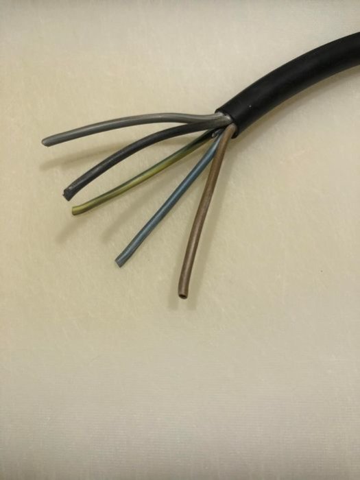 Uppskalad 5-ledare kabel 2,5 mm2 med isolerade färgkodade ledningar mot vit bakgrund.