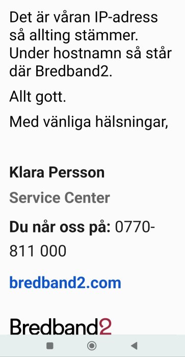 Skärmdump av e-post från Service Center som bekräftar IP-adress och hostnamn, med kontaktinformation.