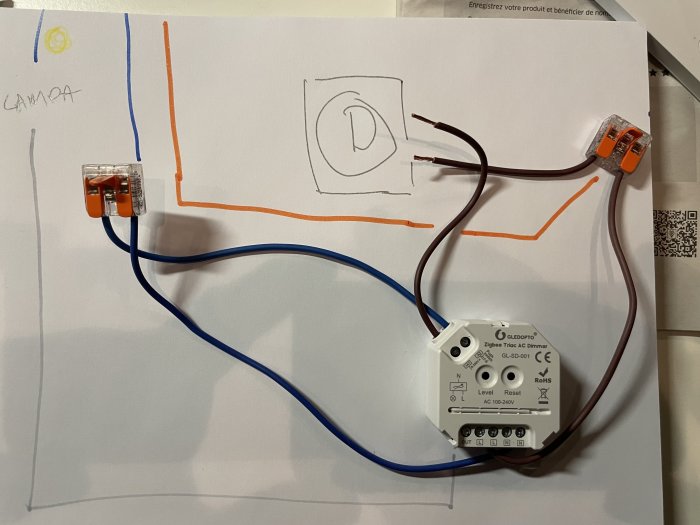 Elektrisk kopplingsschema med ledningar inkopplade till en Zigbee Triac-dimmer, skiss av en lampa, och anslutningar markerade.