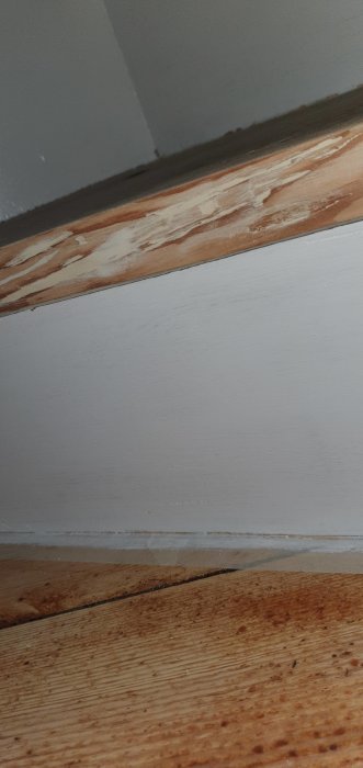 Renoverat trästeg med vitmålad kant och omålat mittenparti, troligen förbehandlat med ZAR-produkt.