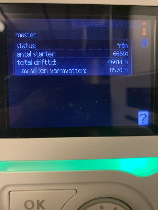Digital display på värmepump med driftinformation: antal starter, total drifttid, drifttid varmvatten.