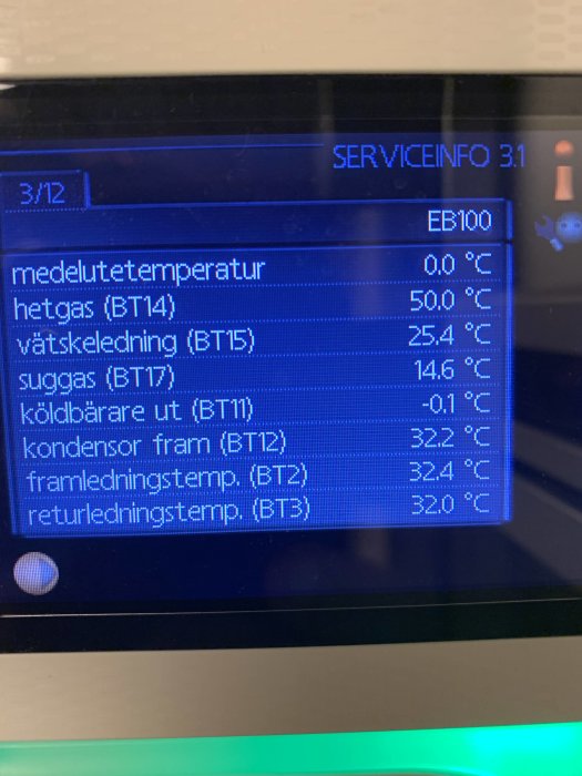 Skärm med text som visar olika temperaturvärden för en värmepumps system.