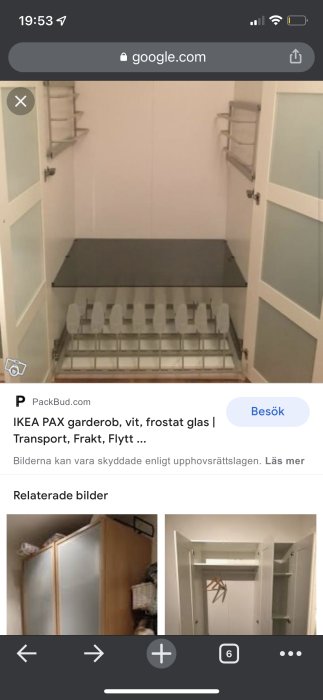 Vit IKEA PAX garderob med öppen dörr, visar en glashylla och klädhängare inuti.