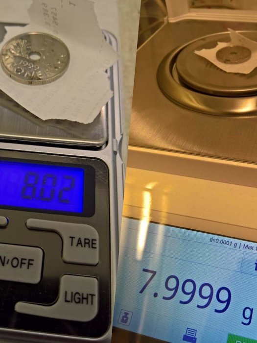 Digitalvågar som visar vikten av en svensk enkrona, en våg visar 8.02 gram och den andra 7.9999 gram.