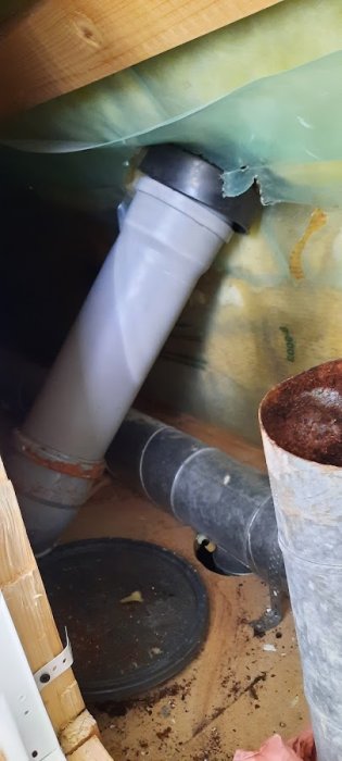 Diffusionsspärr med synliga skarvar och hål runt ventilationskanaler på kattvind i hus.