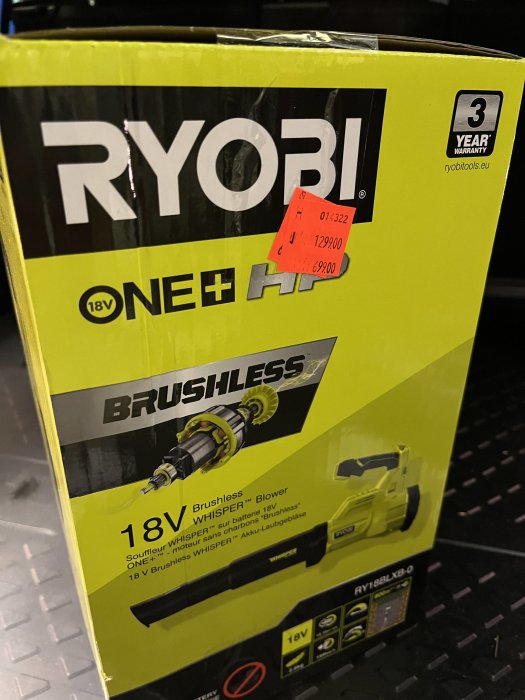 Ryobi 18V lövblås förpackning på Jula med rabatterat pris på 699 kr.