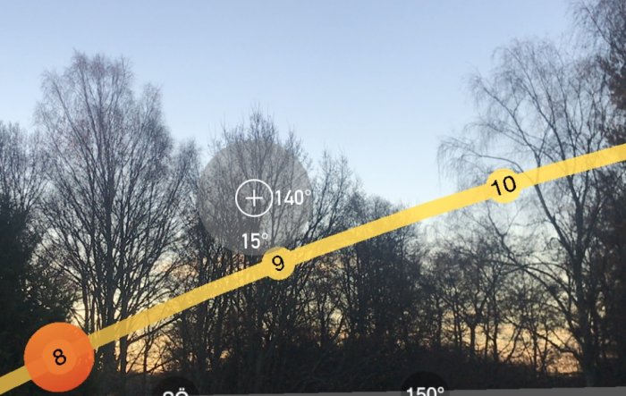 Bild av solens position med vinkelindikatorer för planering av solcellspaneler på tak.