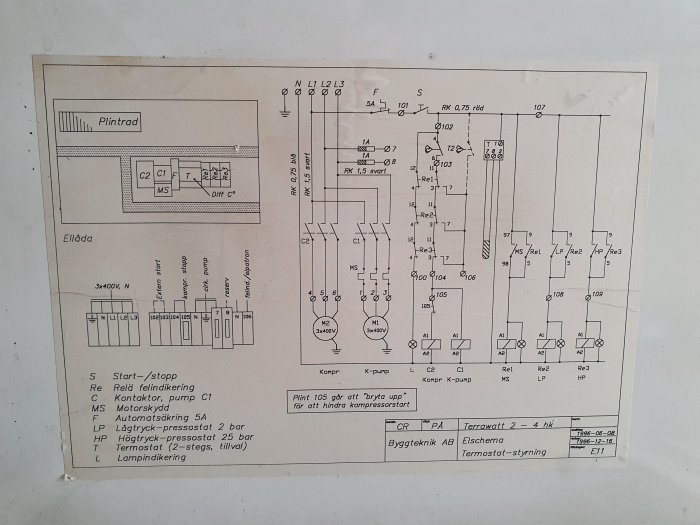 El-schema över värmepumpsstyrning med etiketter och elektroniska komponenter.