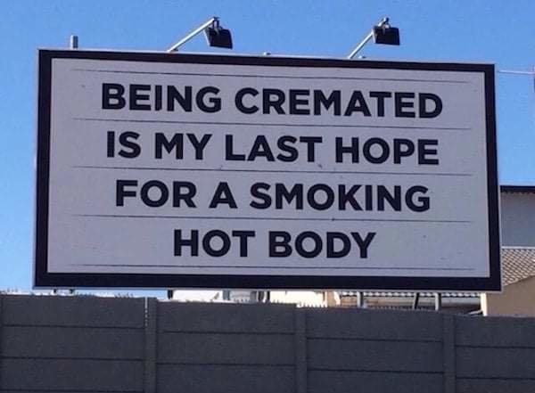 Skylt med texten "Being cremated is my last hope for a smoking hot body".