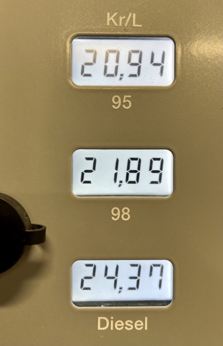 Digital skärm som visar bränslepriser i kronor per liter för 95 bensin, 98 bensin och diesel.