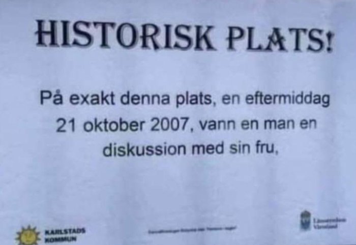 Skylt som förklarar att platsen är historisk då en man vann en diskussion med sin fru den 21 oktober 2007.