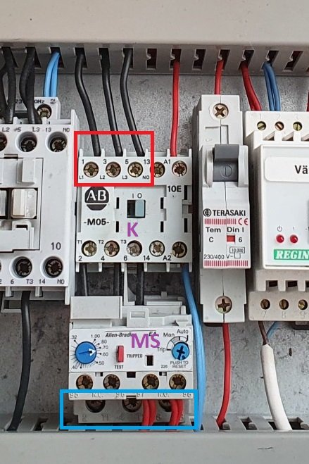 Elskåp med markeringar runt skruvarna 2, 4, 6 i en ljusblå rektangel och runt kontaktor och motorskydd.