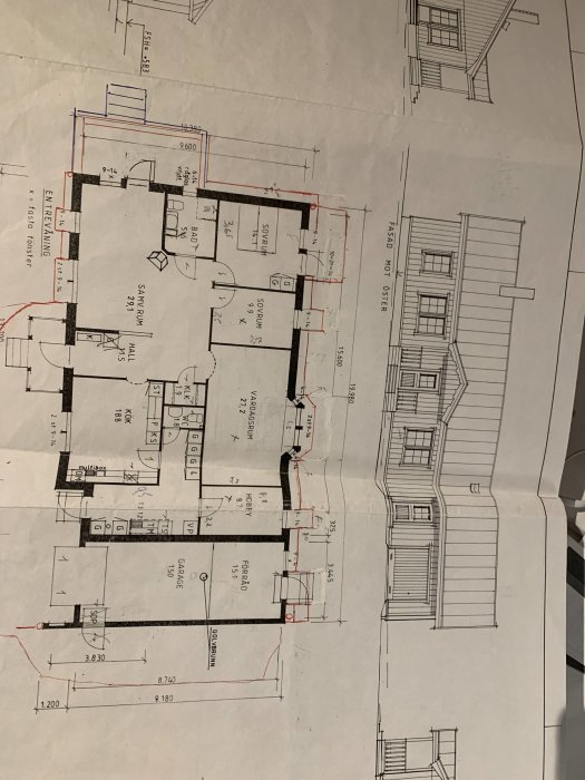Arkitektritningar i svartvitt av en husteckning med planlösning och fasad, som visar mått och rumsuppdelning.