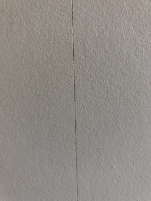 Renoveringstapet med synlig springa mellan våderna på en vägg.