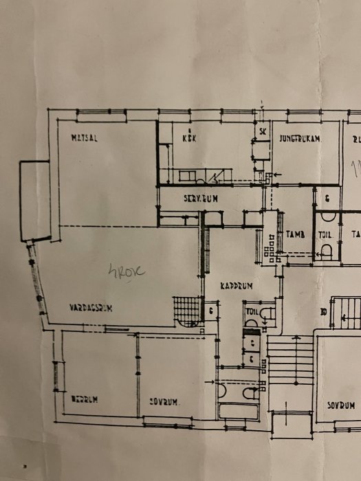 Planritning av en bostadsrätt från 40-talet med en markerad svart vägg mellan kök och serveringsrum.