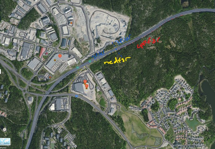 Satellitbild av en motorvägspåfart med anmärkningar om trafikbeteende och filanvändning.