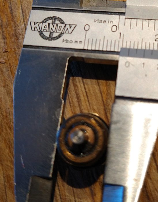 Skjutmått mäter diameter på en ventilinsats som är monterad i ett element.