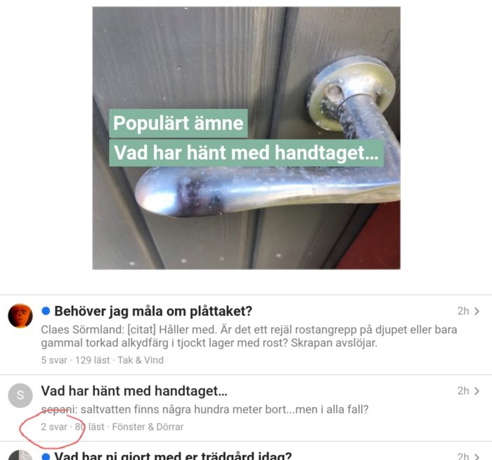 Handtag på dörr med tecken på korrosion eller fuktskador.