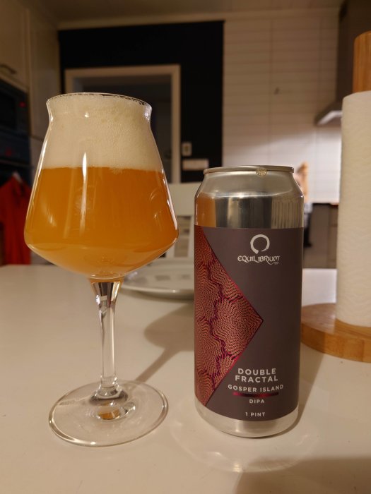 Ölglas fyllt till kanten bredvid en burk "Equilibrium Double Fractal Goser Island" på köksbänk.