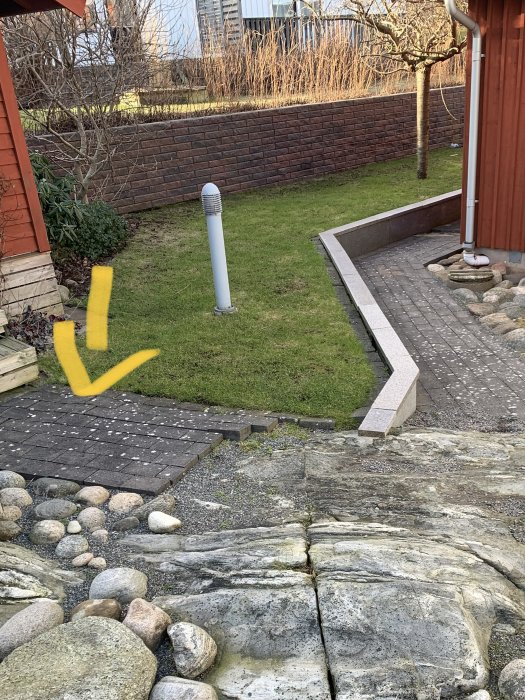 Bild på en trädgård med markdräneringsrör markerat med gult och misstänkt felriktat inloppsrör markerat med rött.