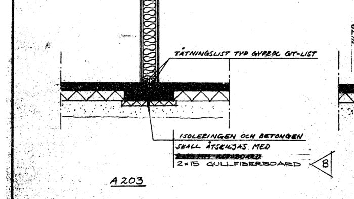 Konstruktionsritning som visar gränsen mellan två radhus med detalj av isolering och betongskikt.