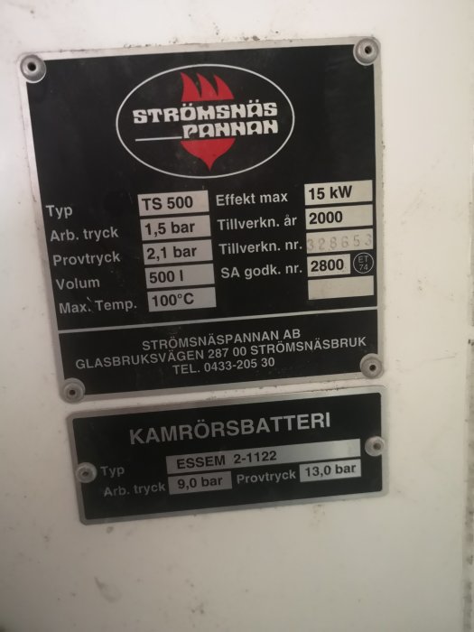 Typskylt på en Strömsnäs panna och kamrörsbatteri med tekniska specifikationer som effekt och tryck.