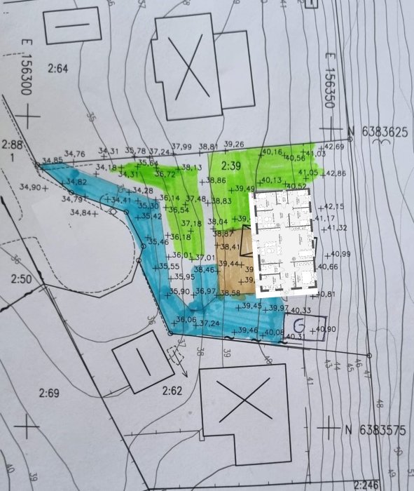 Tomtplan med höjdkurvor, väg, planerat hus och garaget på en platå med omgivande terräng.