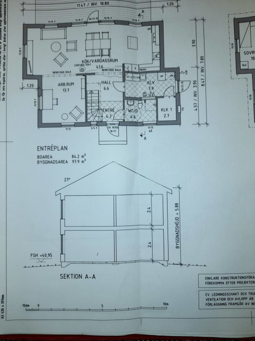 Ritning av ett hus med entréplanets layout, inklusive mått och sektion A-A med byggnadshöjd och takvinkel.