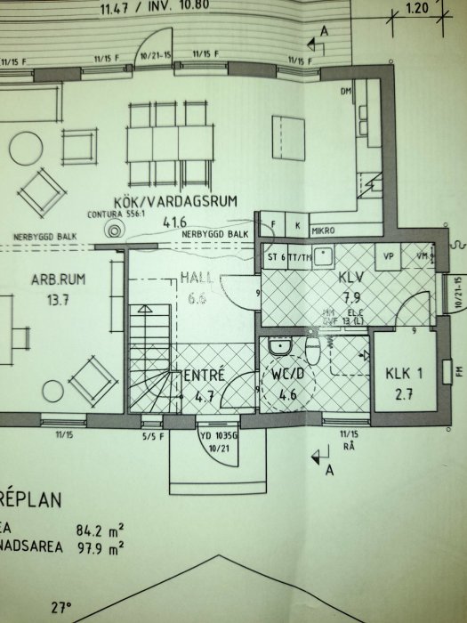 Ritning av en bostadsplan med kök/vardagsrum, hall, entré, WC, och andra rum markerade samt måttangivelser.