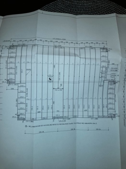 Ritning med måttangivelser för ett byggprojekt, uppvisande tekniska detaljer och konstruktionslinjer.