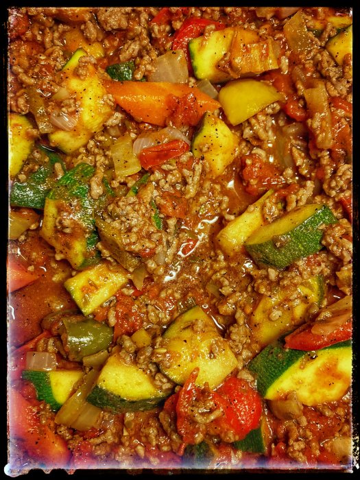 Hemlagad chili con carne med färs, zucchini, röd paprika och andra grönsaker i en puttrande gryta.
