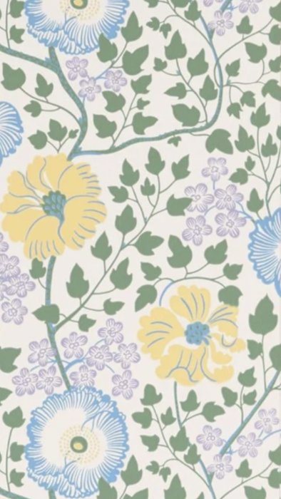 Mönstrad tapet med blommor och blad i nyanser av gult, blått och grönt mot en ljus bakgrund.