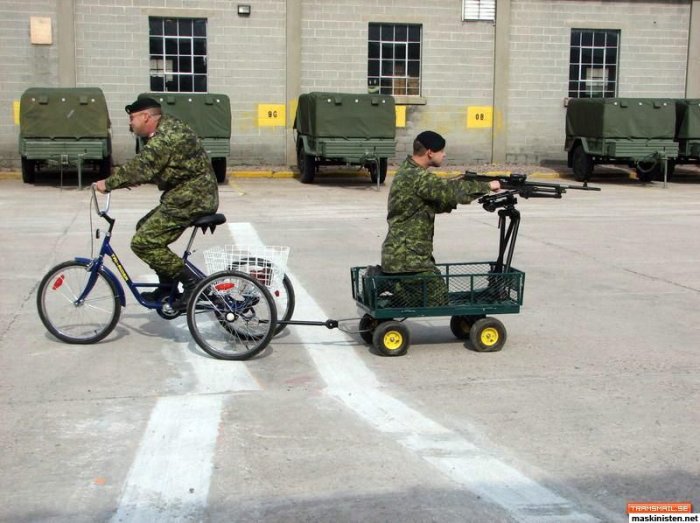 Militära personer på en cykel och en vagn, en med korg full av mjölk och den andra siktar med en kulspruta.