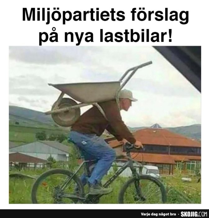 Person cyklar med skottkärra på ryggen, humoristisk bild som skämtsamt påstås visa ny lastbil.