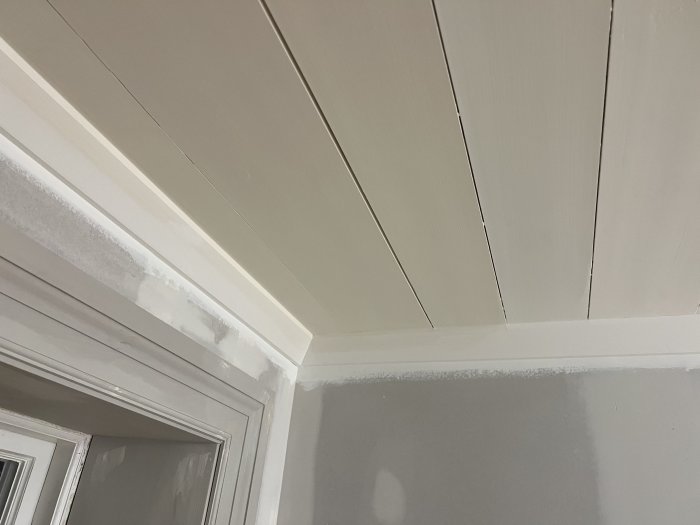 Tak med felaktig nyans av limfärg till vänster jämfört med kritvit yta till höger.