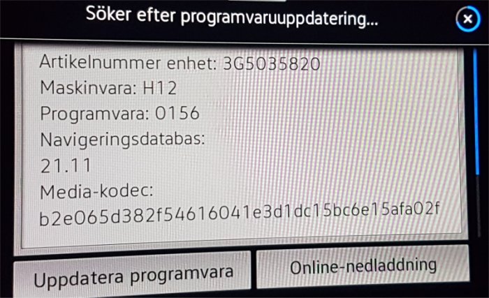 Skärm som visar en pågående sökning efter programvaruuppdatering med versionsinfo.