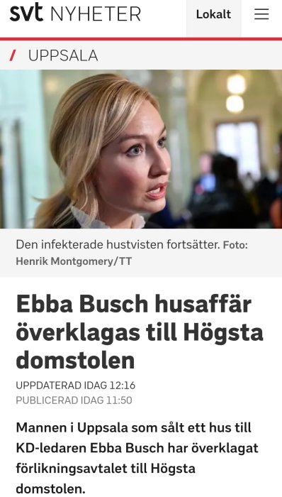 Kvinna i profil som ser till vänster, framför oskarp bakgrund, i en nyhetsartikel.