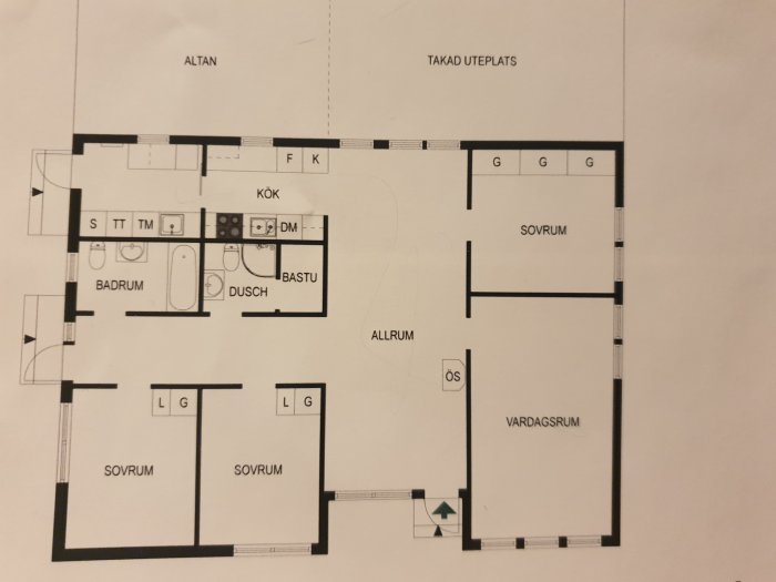 Planritning av en enplansvilla som visar en potentiellt bärande vägg mellan allrum och vardagsrum.