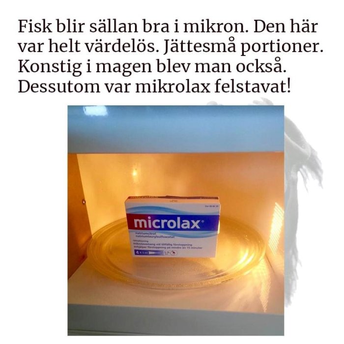 En mikrovågsugn med en förpackning Microlax inuti och text som skämtsamt klagar på "fisken".