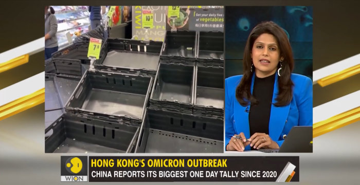 Nyhetssändning med tomma hyllor i butik och reportern som pratar om Omikron-utbrottet i Hongkong.
