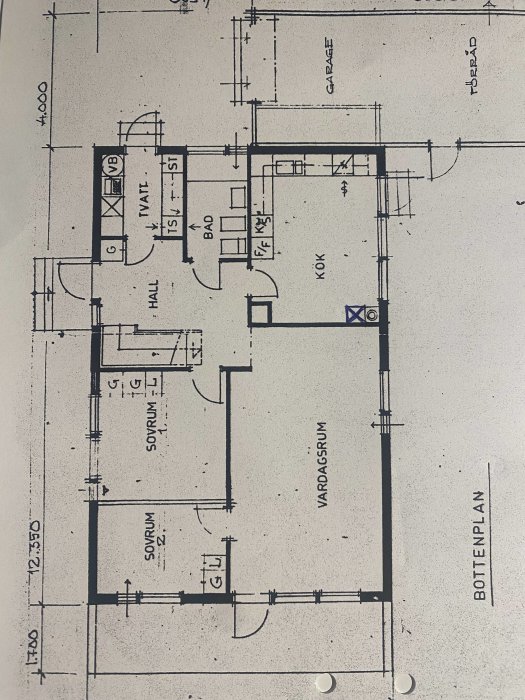 Arkitektritning av en bottenplan med ett kryss markerat för att visa kanalens position.