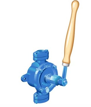 Blå gammaldags klaffpump med en trähandtag, avsedd för manuell vattenpumpning.