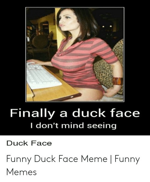 Kvinna vid skrivbord gör ankmun, text om 'Duck Face' meme, med tangentbord och suddig bakgrund.