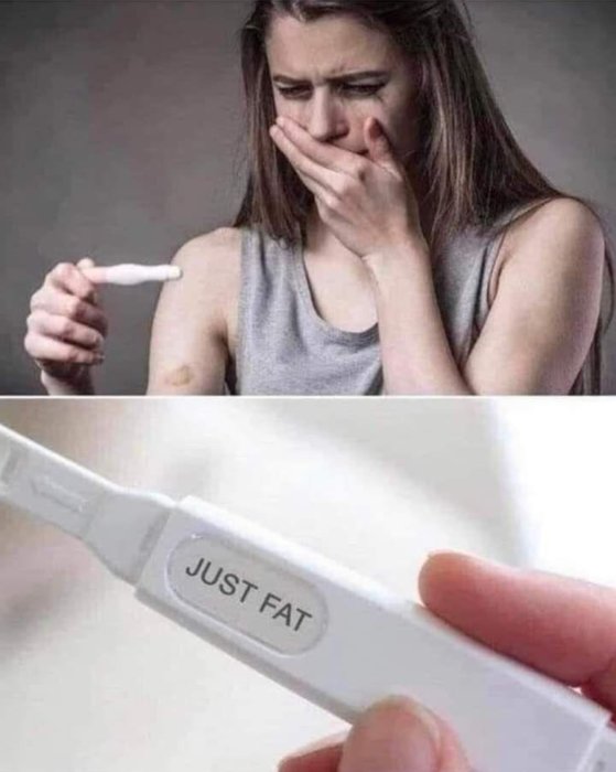 Ung kvinna ser ledsen ut medan hon tittar på en graviditetstest-anordning som visar texten "JUST FAT".