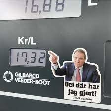 Klistermärke med karikatyr av en person som pekar på en bensinpumpdisplay med texten "Det där har jag gjort!