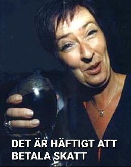 En kvinna ler och håller i ett glas, med texten "Det är häftigt att betala skatt".