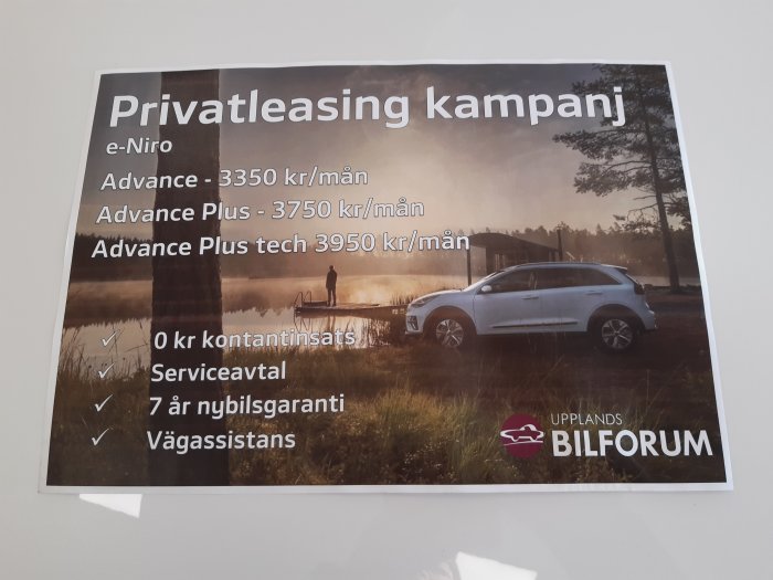 Privatleasingkampanj för e-Niro med priser och erbjudanden, bil och person vid sjö i skymning.