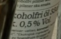 Närbild av etikett på en alkoholfri dryck med texten "alkoholfri öl, max 0,5% Vol".