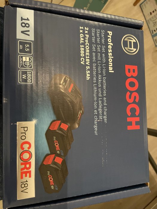 Bosch Professional 18V-system med 2 ProCORE 5,5 Ah batterier och en GAL 1880 CV-laddare på låda.