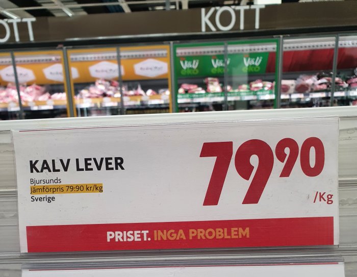 Prislapp för kalvlever med prisangivelse i köttdisken på ICA Maxi.